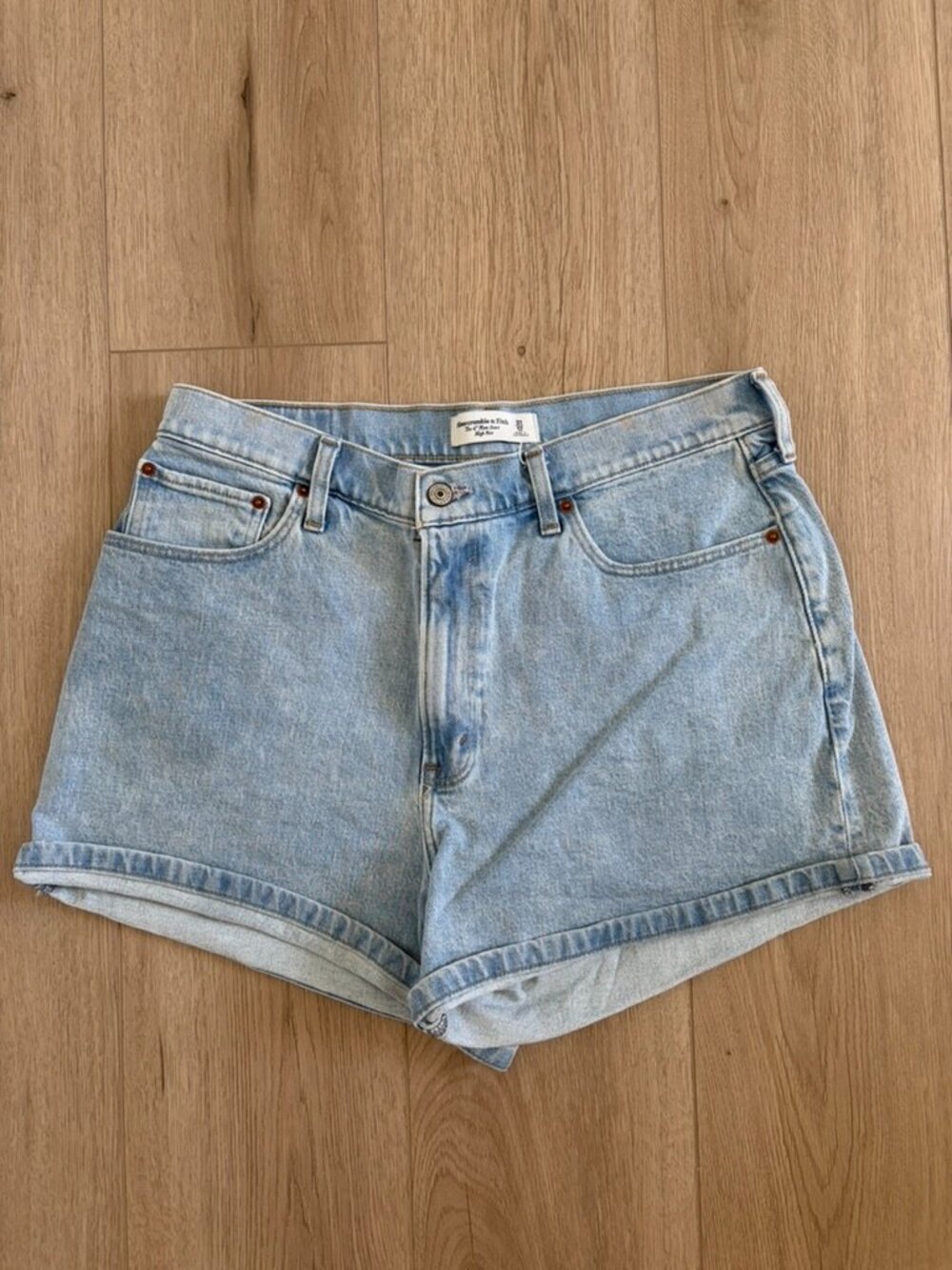 Abercrombie & Fitch High Rise Mom Short – Light Wash Denim
